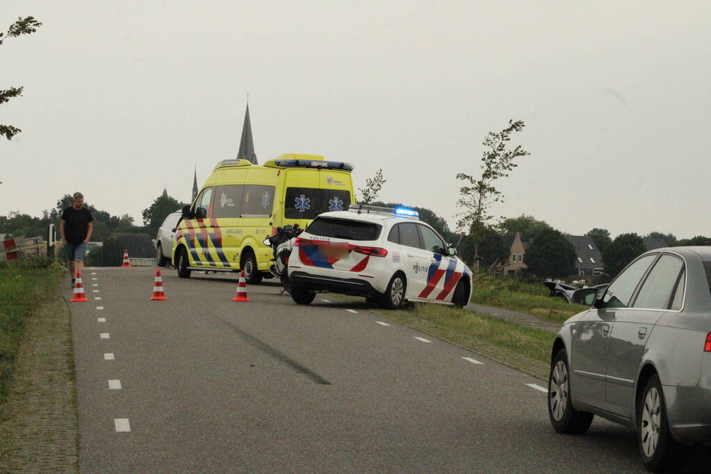 Twee auto's botsen frontaal op elkaar