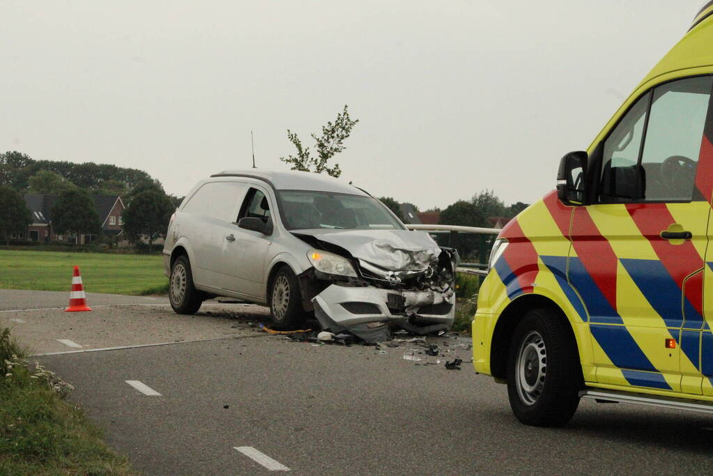 Twee auto's botsen frontaal op elkaar