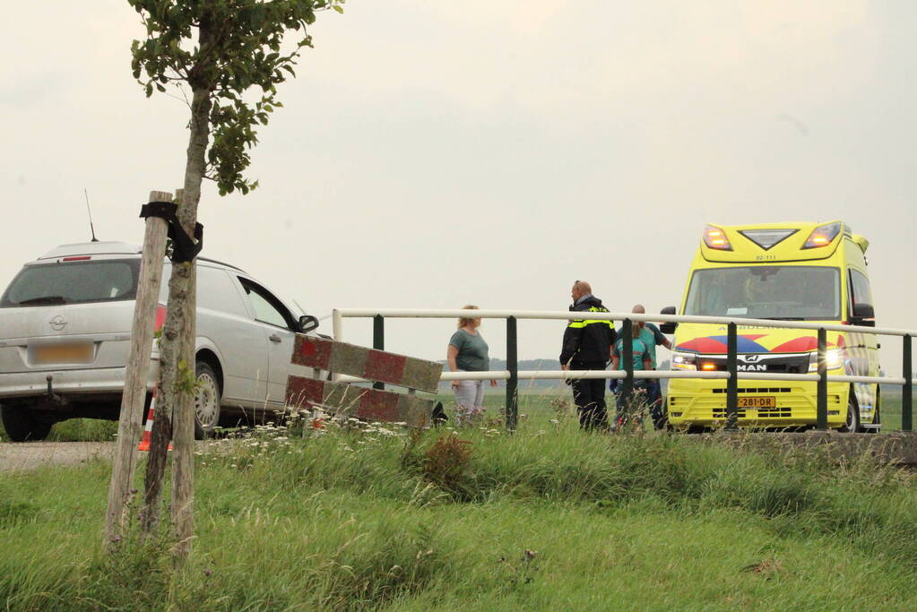 Twee auto's botsen frontaal op elkaar