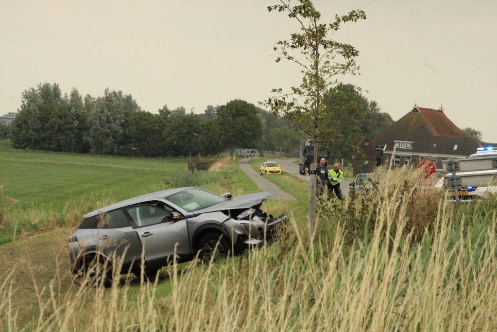 Twee auto's botsen frontaal op elkaar