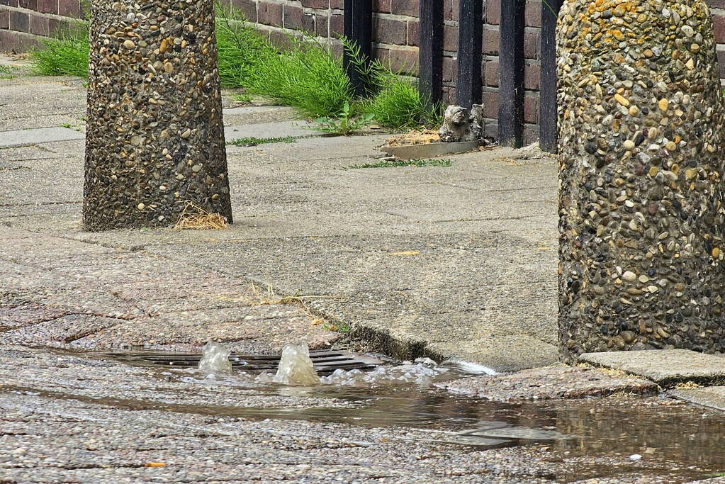 Straat af nadat water uit de grond komt