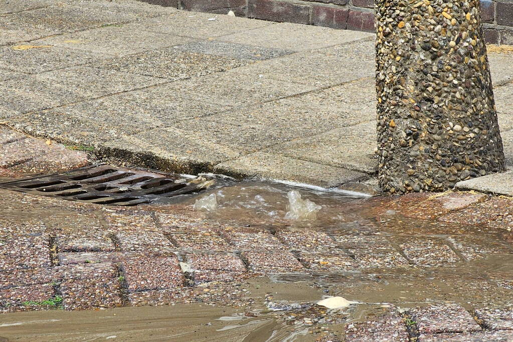 Straat af nadat water uit de grond komt