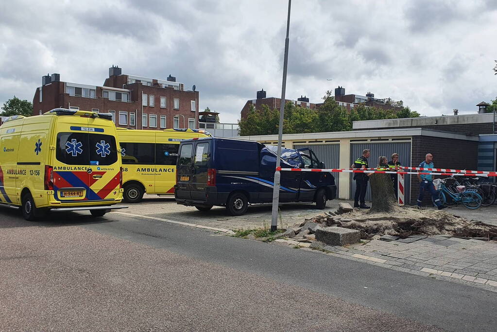 Brand in kelderbox van flatgebouw zorgt voor veel rookontwikkeling