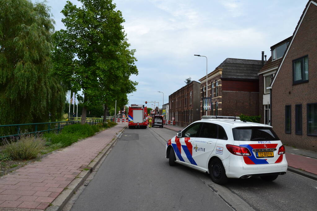 Brandweer doet onderzoek naar gaslucht bij spoorwegovergang