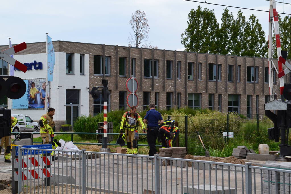 Brandweer doet onderzoek naar gaslucht bij spoorwegovergang