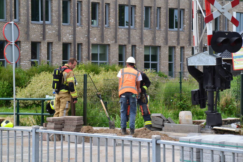 Brandweer doet onderzoek naar gaslucht bij spoorwegovergang