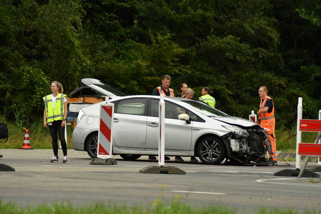 Flinke schade bij aanrijding tussen twee auto's