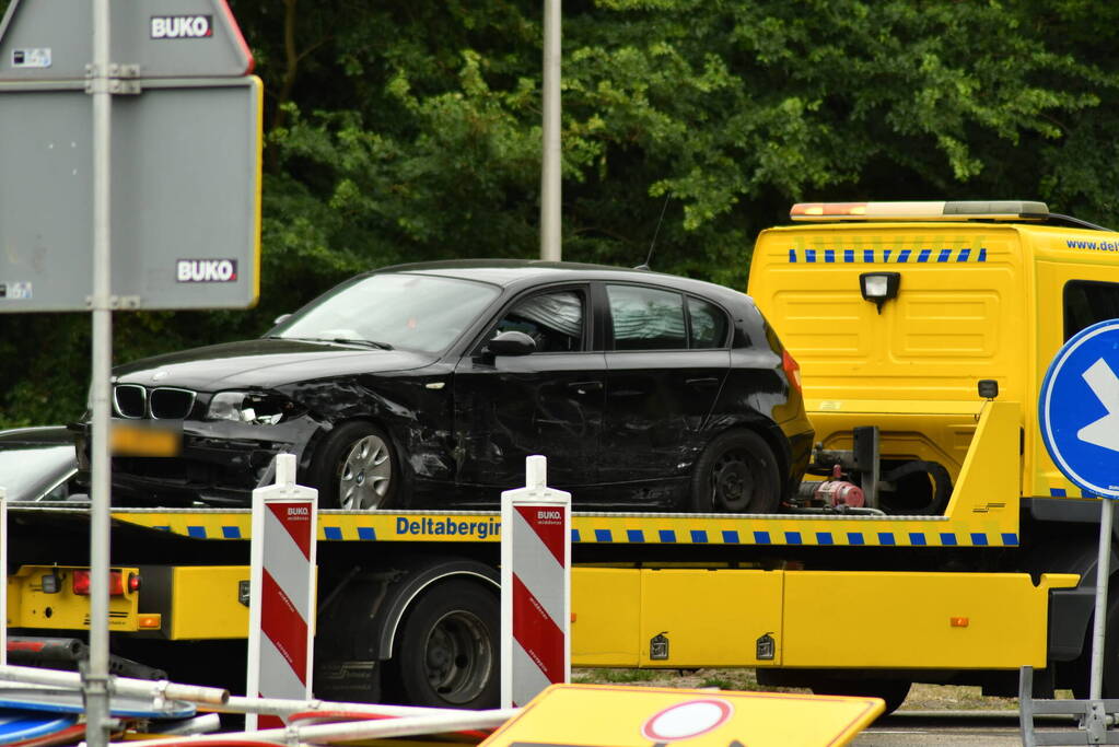 Flinke schade bij aanrijding tussen twee auto's