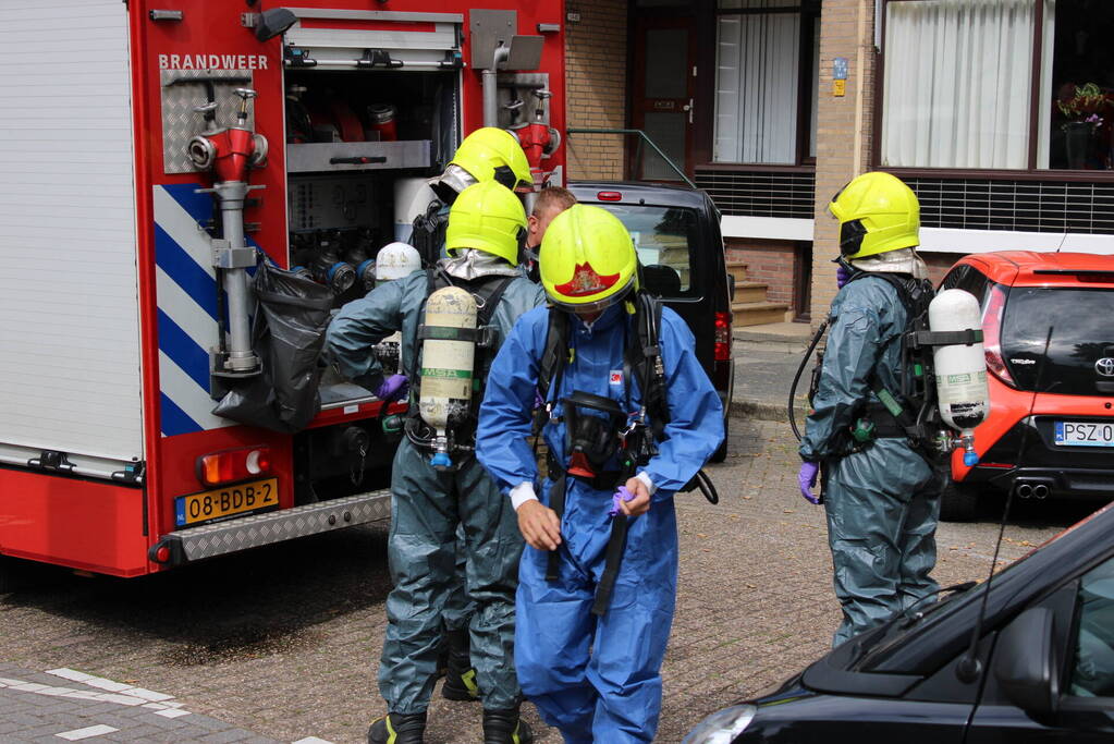 Brandweer in speciale pakken halen persoon uit flat