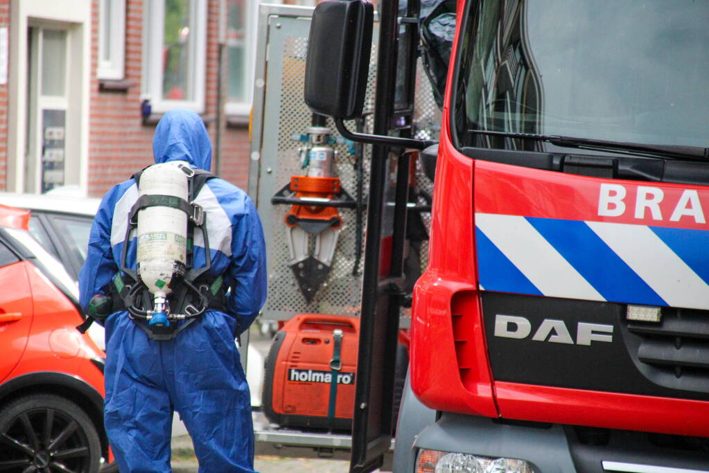 Brandweer in speciale pakken halen persoon uit flat