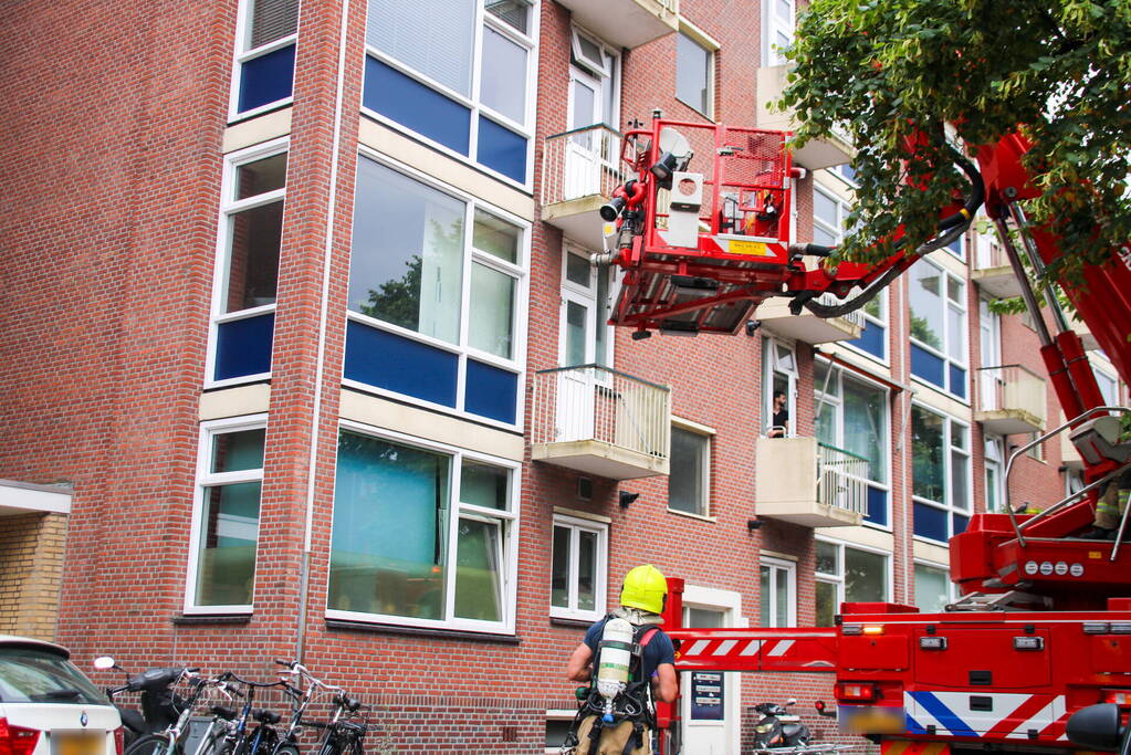 Brandweer in speciale pakken halen persoon uit flat