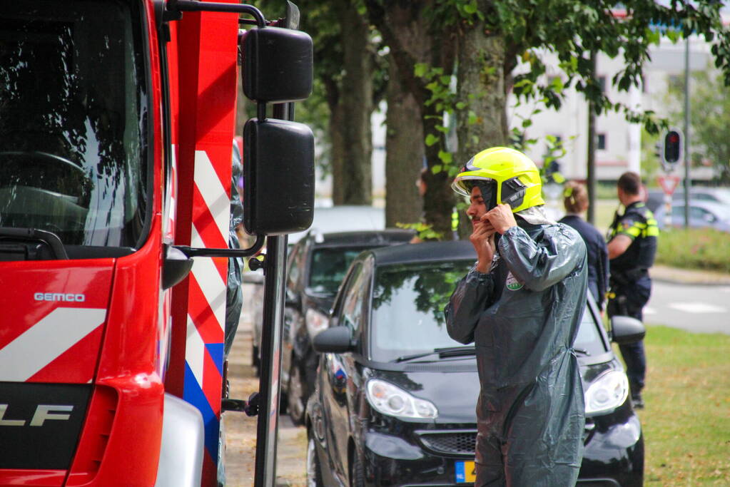 Brandweer in speciale pakken halen persoon uit flat