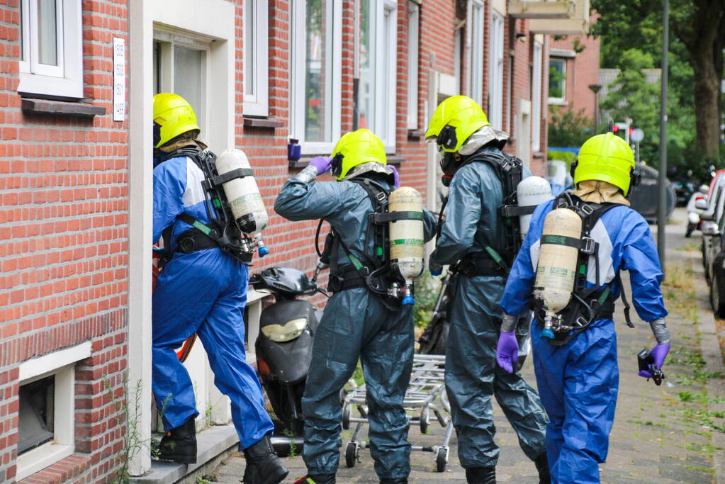 Brandweer in speciale pakken halen persoon uit flat