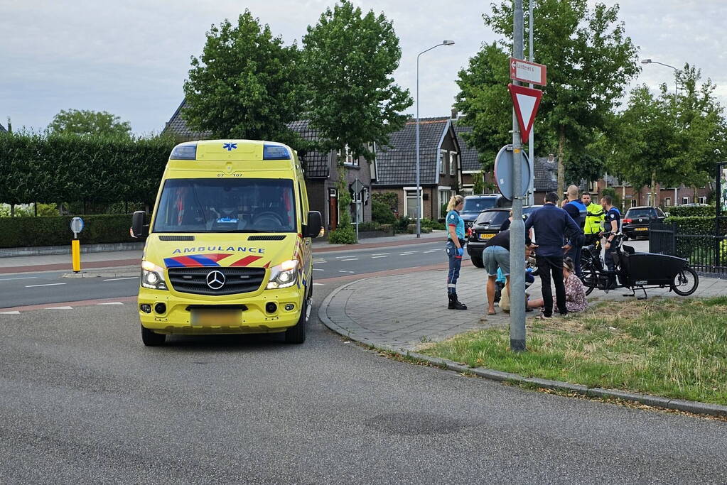 Bakfietser in botsing met personenauto