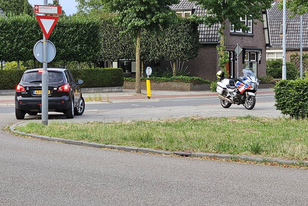 Bakfietser in botsing met personenauto