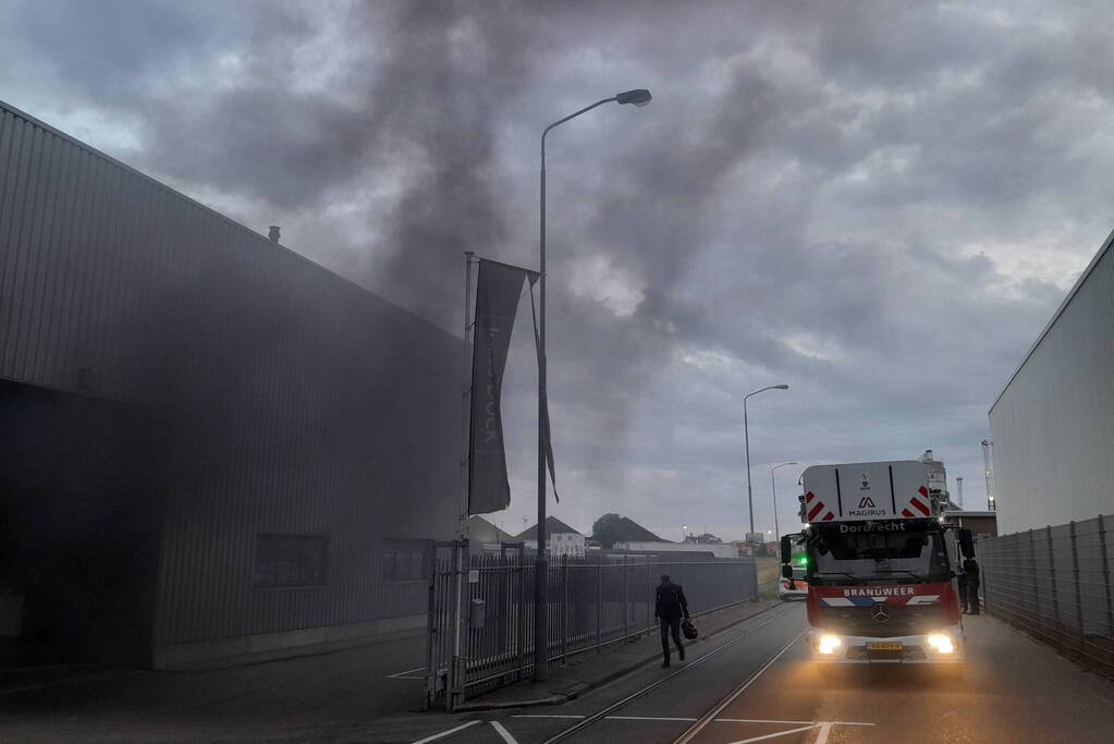 Zwarte rookwolken bij machinebrand