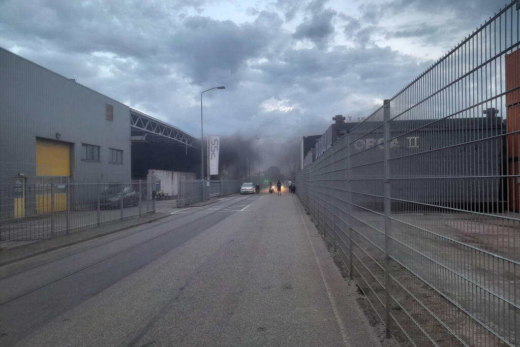 Zwarte rookwolken bij machinebrand