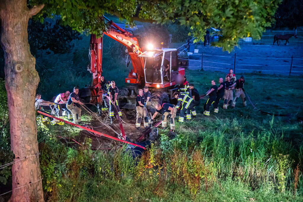 Brandweer uren bezig met paard in sloot