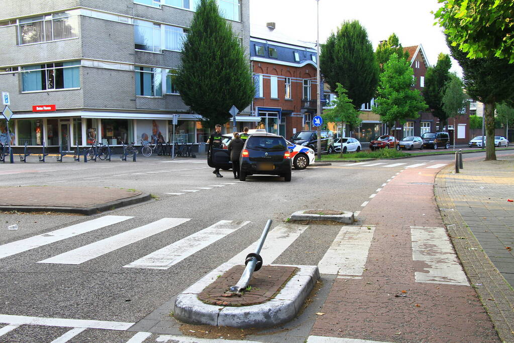 Automobiliste rijdt verkeerszuil plat