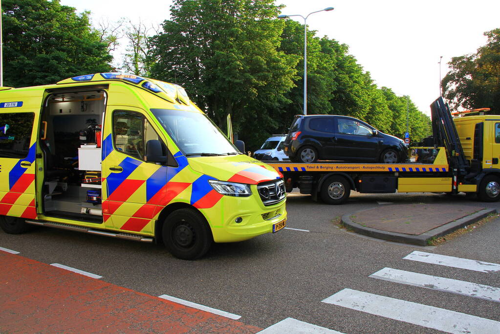 Automobiliste rijdt verkeerszuil plat