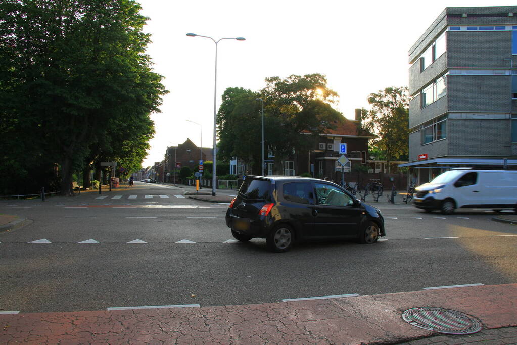 Automobiliste rijdt verkeerszuil plat