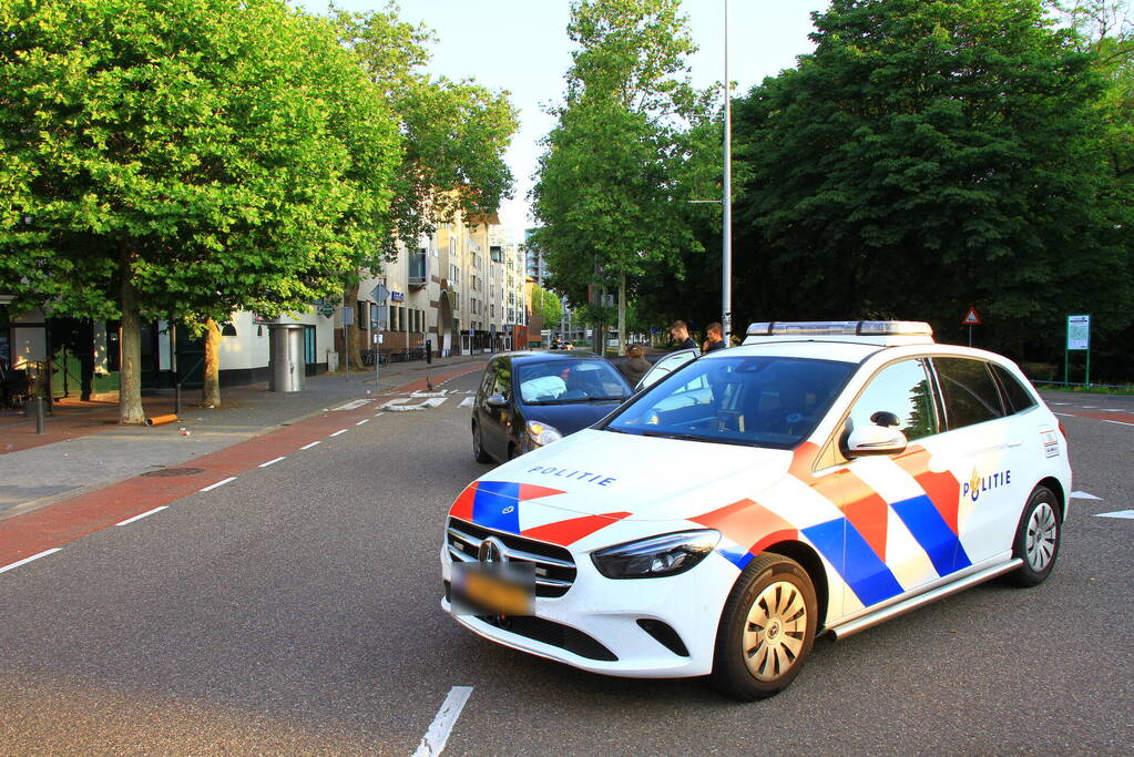 Automobiliste rijdt verkeerszuil plat