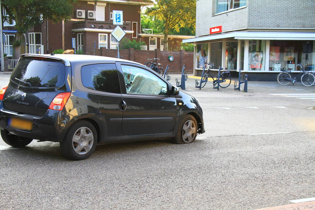 Automobiliste rijdt verkeerszuil plat