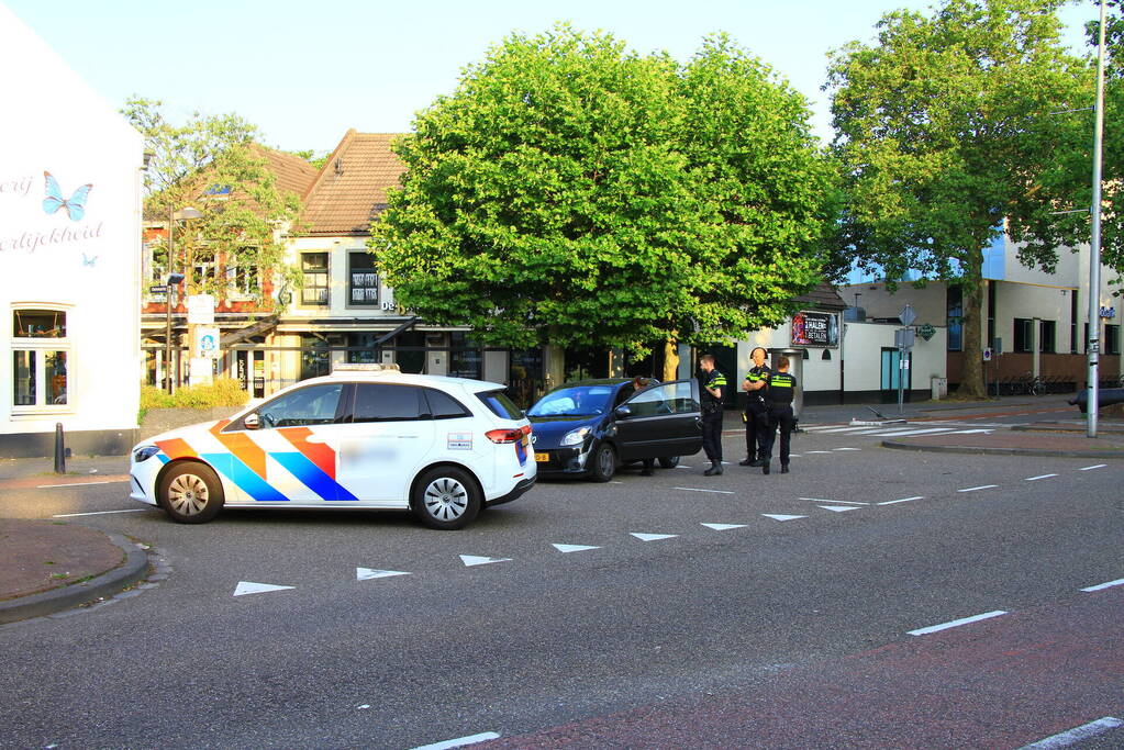 Automobiliste rijdt verkeerszuil plat