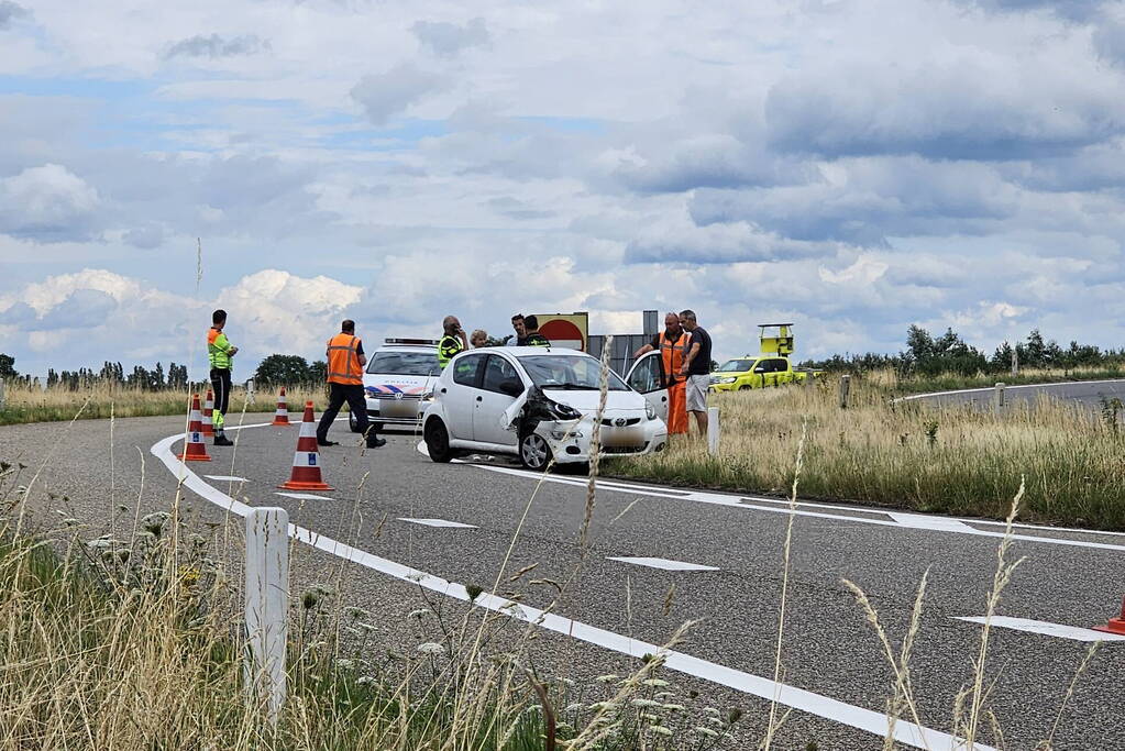 Automobilist ramt lantaarnpaal