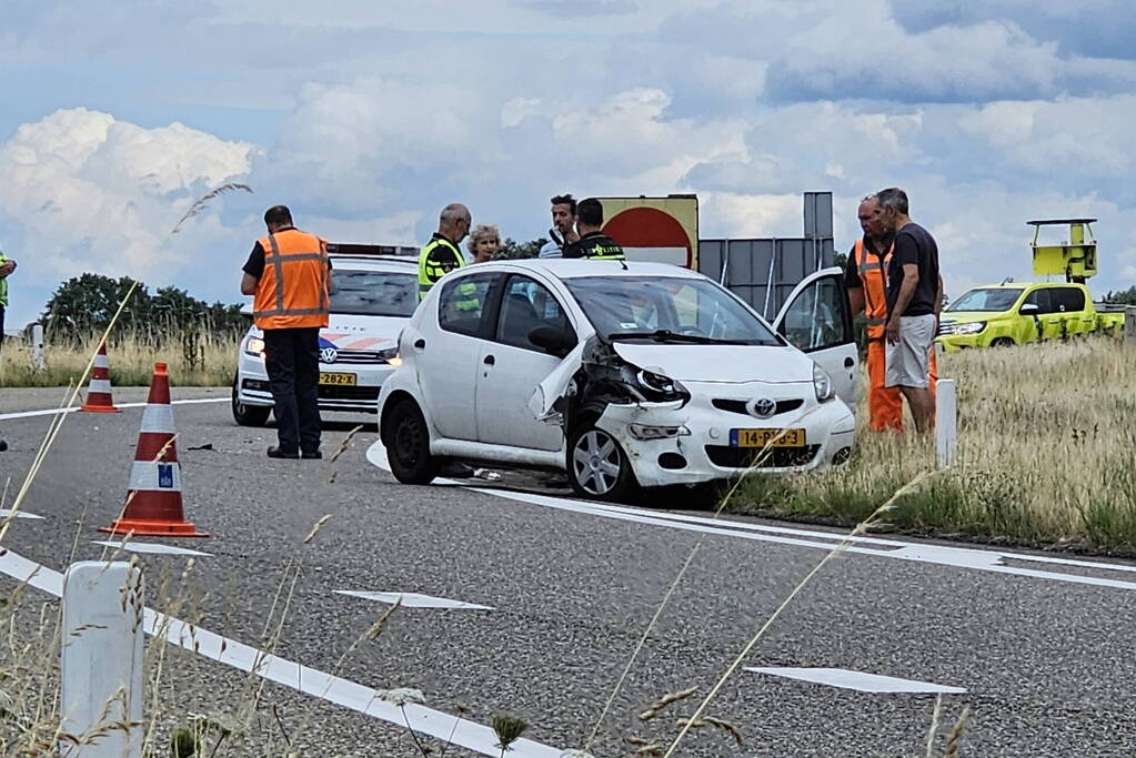 Automobilist ramt lantaarnpaal