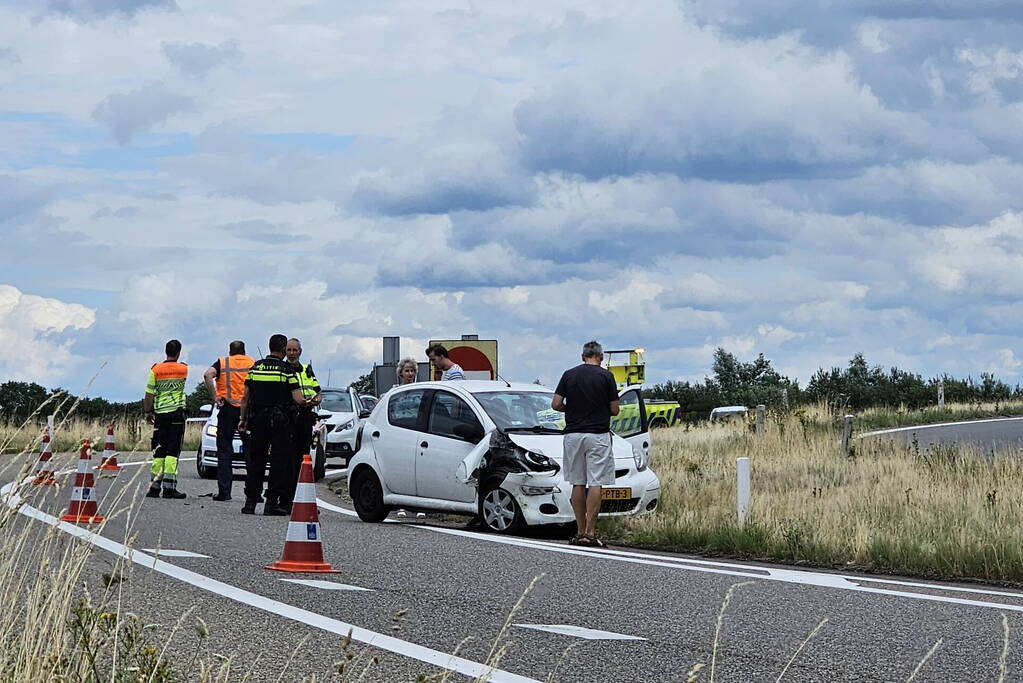 Automobilist ramt lantaarnpaal