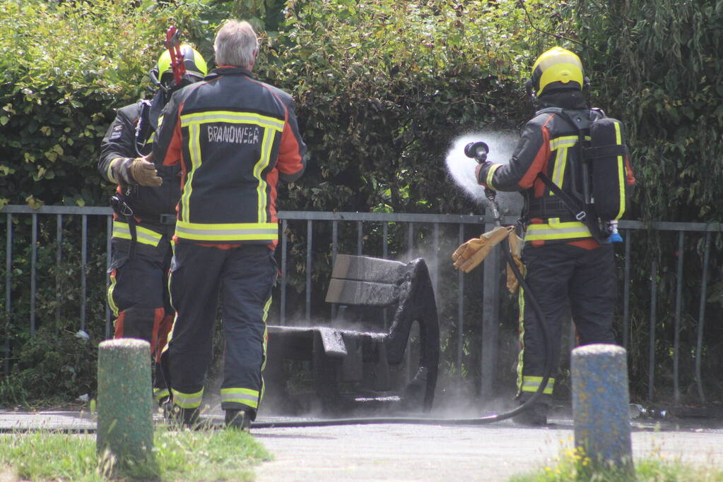 Bankje op schoolplein in brand