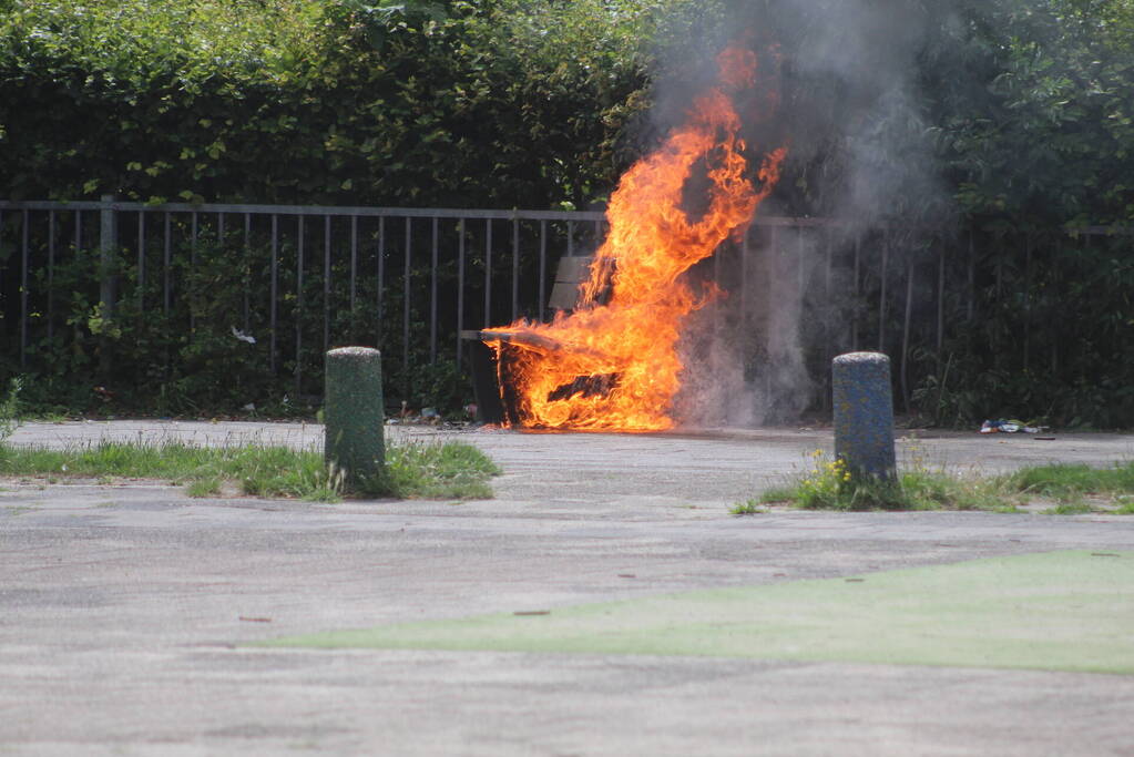 Bankje op schoolplein in brand