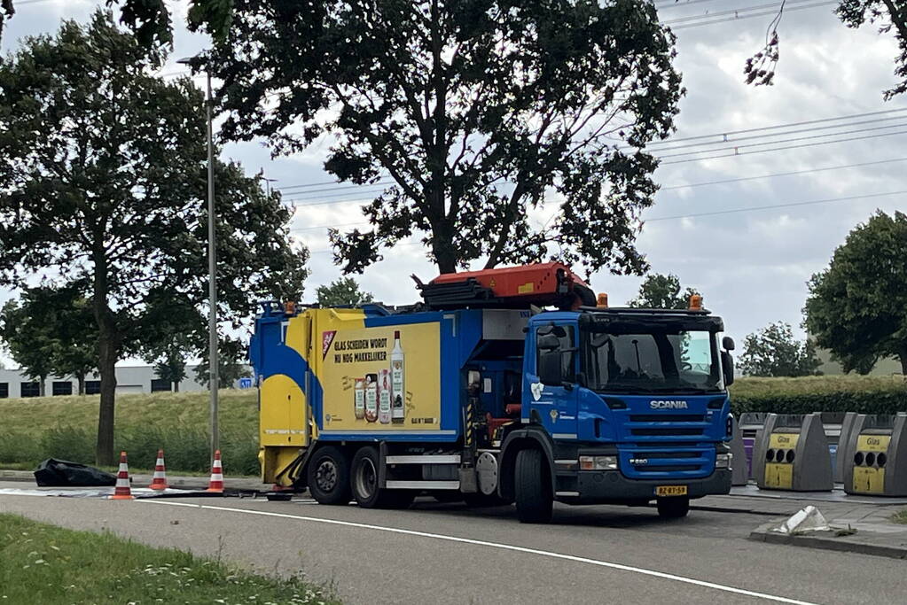 Hulpdiensten ingezet voor lekkende vloeistof uit vuilniswagen