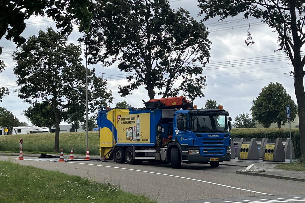 Hulpdiensten ingezet voor lekkende vloeistof uit vuilniswagen