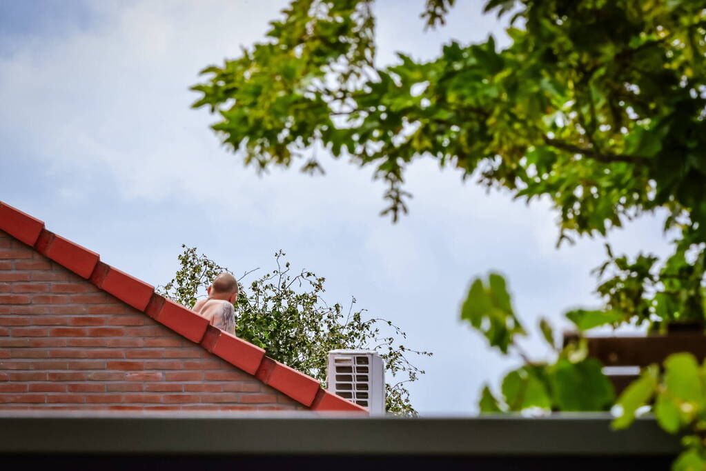 Veel bekijks bij man met verward gedrag op dak