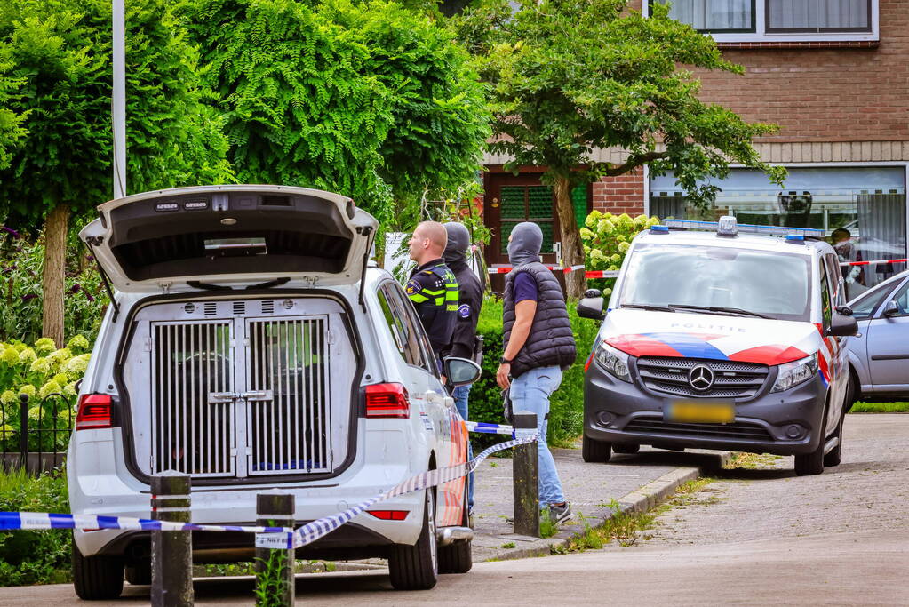 Veel bekijks bij man met verward gedrag op dak