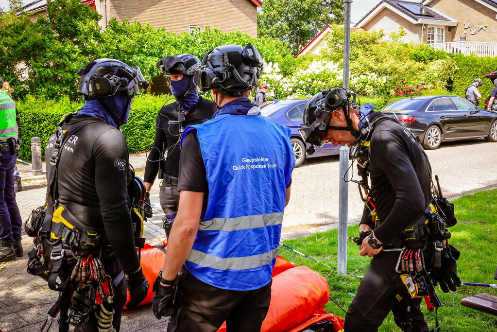 Veel bekijks bij man met verward gedrag op dak