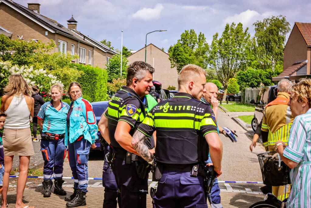 Veel bekijks bij man met verward gedrag op dak