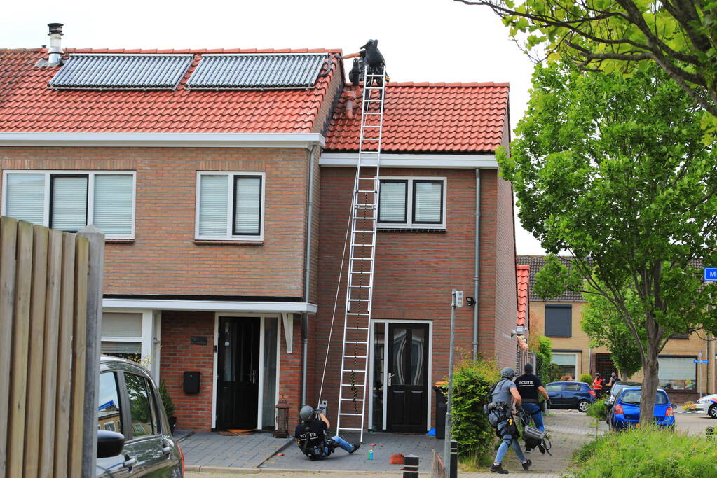 Veel bekijks bij man met verward gedrag op dak