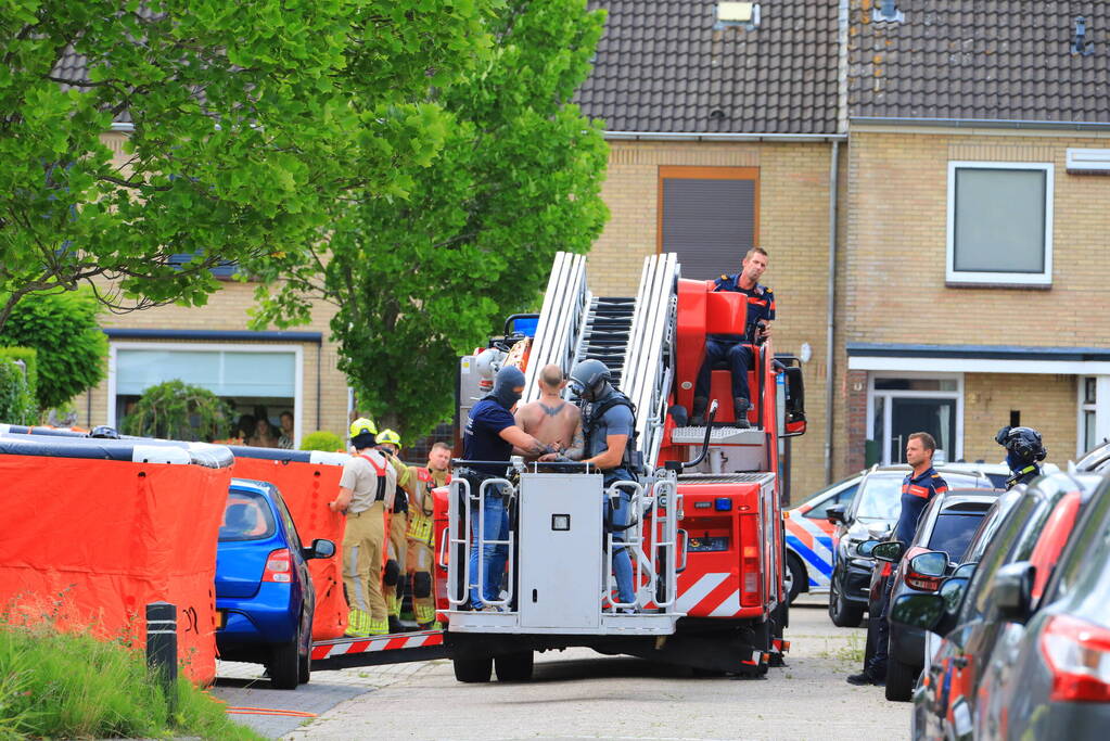 Veel bekijks bij man met verward gedrag op dak