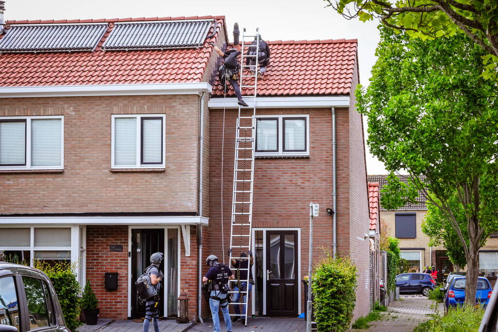 Veel bekijks bij man met verward gedrag op dak