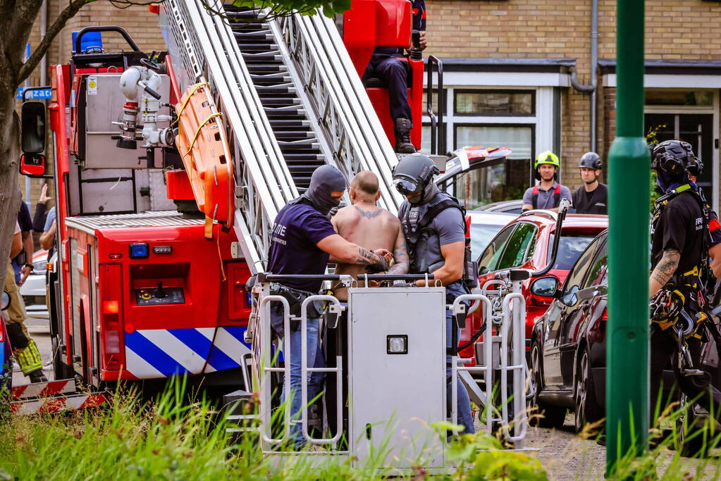 Veel bekijks bij man met verward gedrag op dak