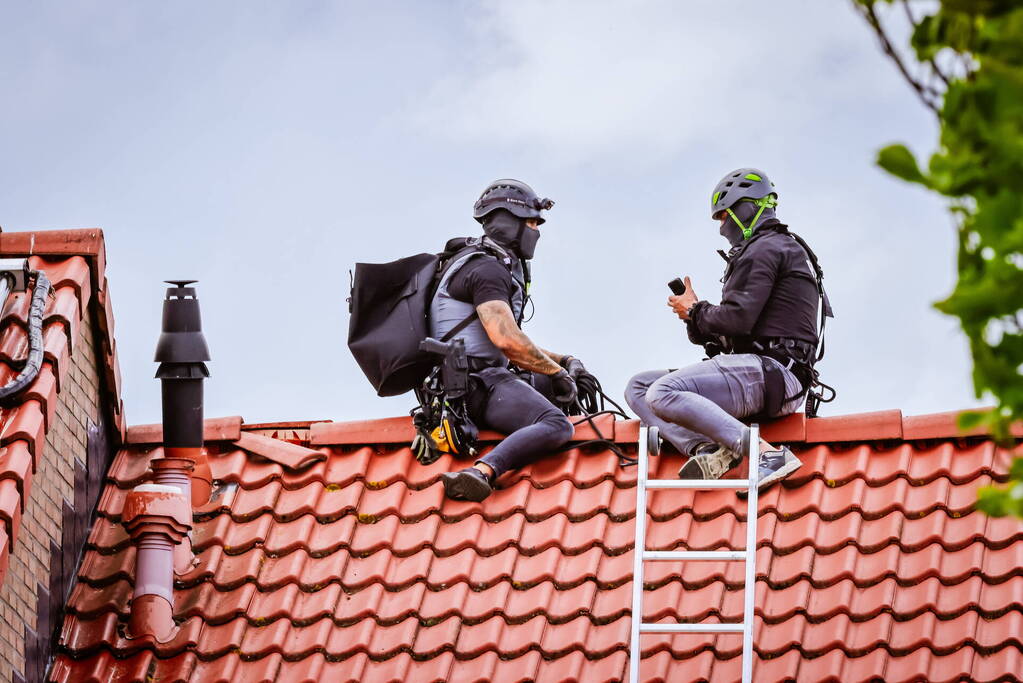 Veel bekijks bij man met verward gedrag op dak