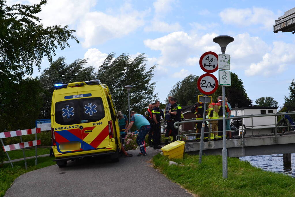 Persoon belandt in water tijdens fietsen