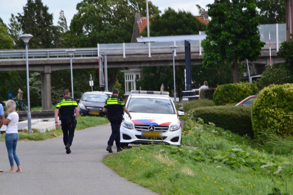 Persoon belandt in water tijdens fietsen