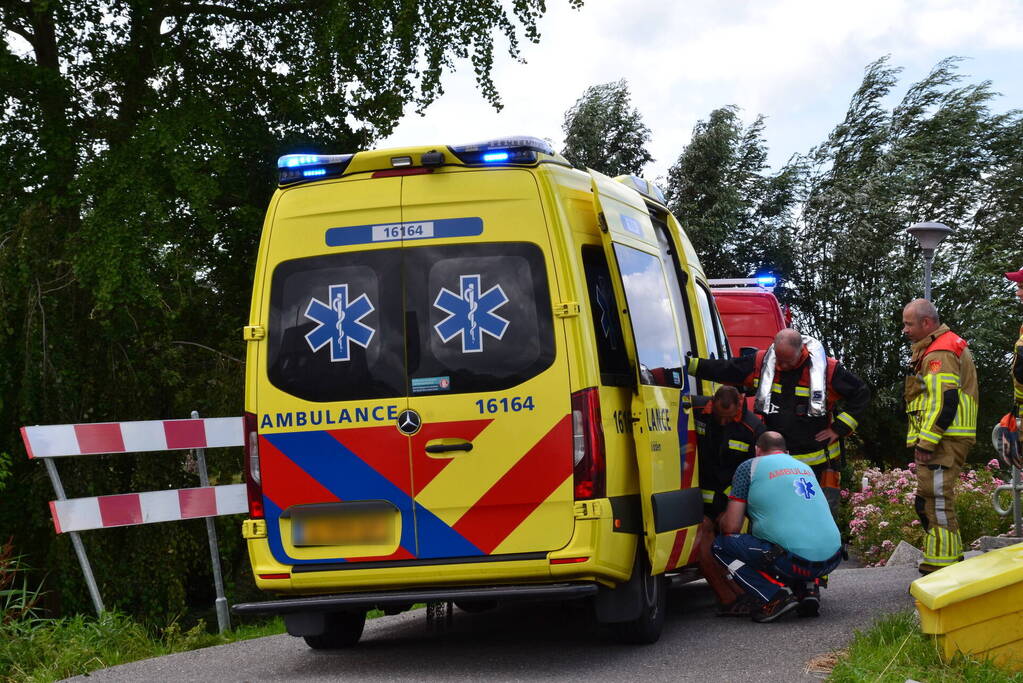 Persoon belandt in water tijdens fietsen