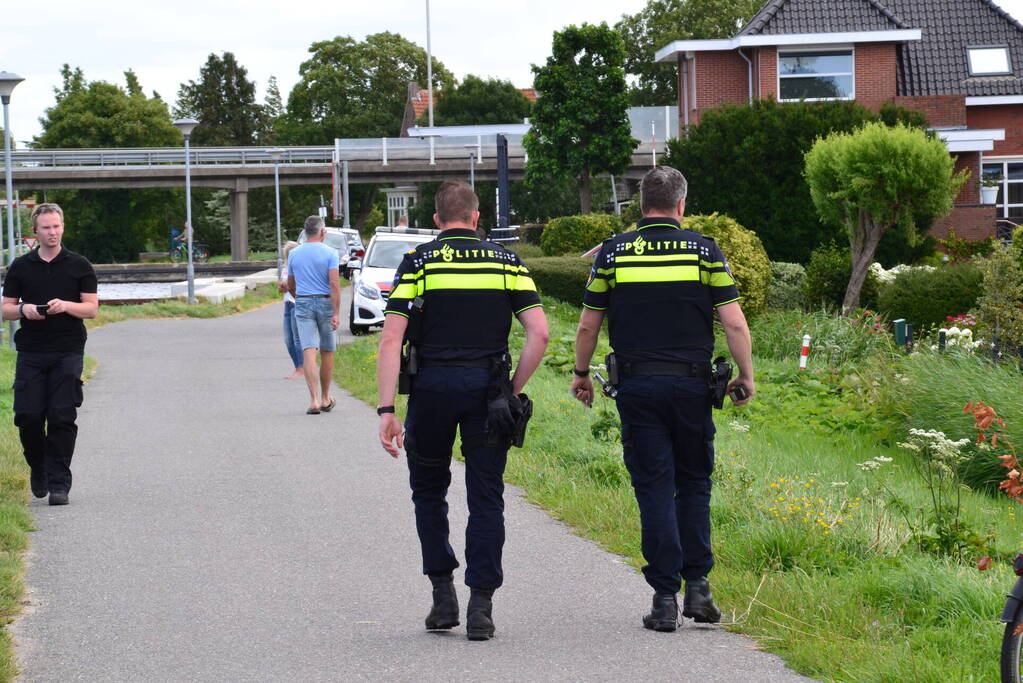 Persoon belandt in water tijdens fietsen