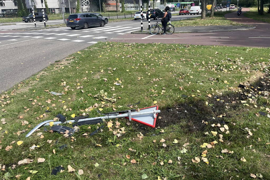 Automobilist raakt van de weg en ramt verkeersbord