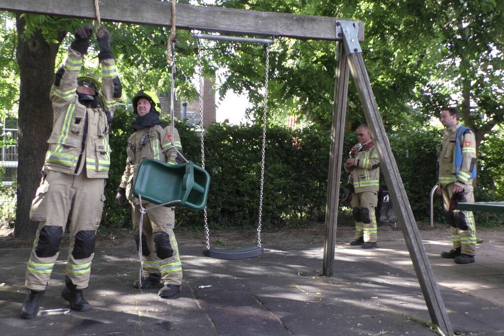 Jongeren steken schommel in brand